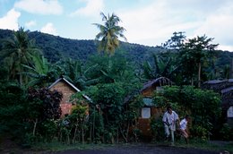 Archipel-des-Comores;-Architecture-traditionnelle;-Case;-France;-Kaleidos;-Kaleidos-images;-La-parole-à-limage;-Laurent-Abad;-Mayotte;-Océan-Indien;-Stories-Pictures;-Toit-de-chaume;-Végétation;-Vie-quotidienne;-Village